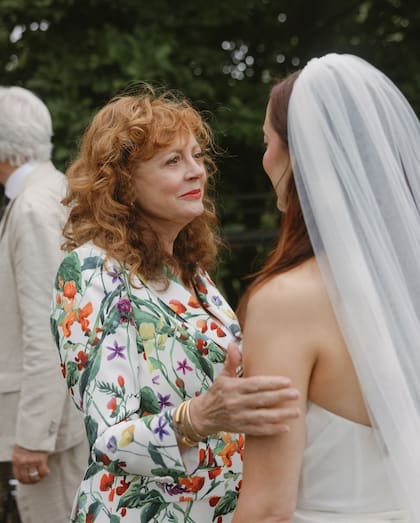 La hija de Susan Sarandon dio el sí y se convirtió en el centro de la escena por su vestido (Foto: Instagram/@taralynnlawtonphoto)
