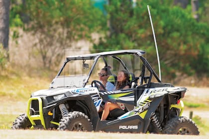 La hija mayor de Juana llevó a la modelo a recorrer José Ignacio a bordo del flamante “arenero” (un ATV, All Terrain Vehicle). El modelo, RZR XP 1000, se consigue por 36 mil dólares.