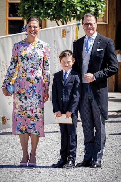 La hija mayor del Rey y heredera del trono sueco, con su marido, Daniel, y el príncipe Oscar. La princesa Victoria lució diseño de seda de
Dolce&Gabbana, de mangas largas y con silueta ceñida. Llevó una cartera de Bottega Veneta.