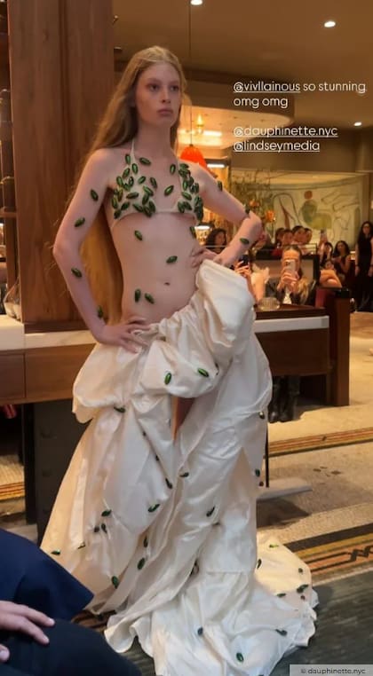 La hija "rebelde" de Elon Musk construye su propio camino en la moda internacional; en la foto, se la ve en Dauphinette, un show conocido por su estética lúdica y experimental