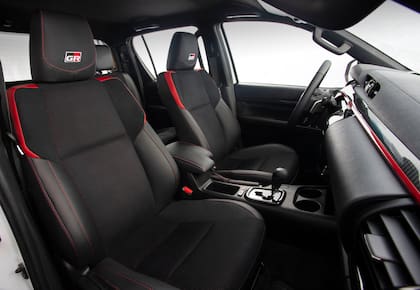 La Hilux GR-Sport incorpora una pantalla multimedia táctil de 9" y un instrumental con display TFT de 4,2″