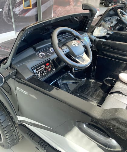 La Hilux para niños es eléctrica, tiene dos velocidades y marcha atrás