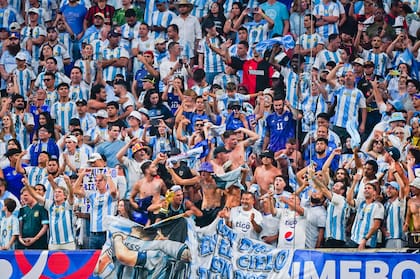 La hinchada argentina celebra el triunfo frente a Canadá