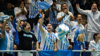La hinchada argentina en Astana