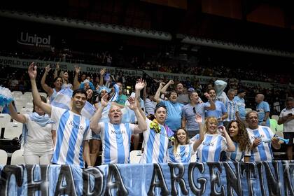 La hinchada argentina en el match ante Suecia, en Bologna, por la Copa Davis 2022