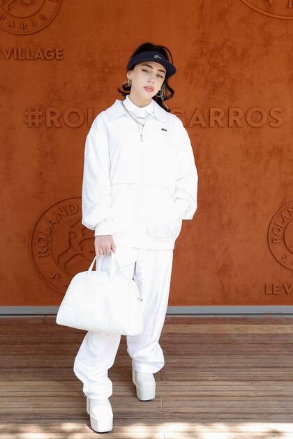 La hinchada argentina en Roland Garros sumó a personalidades de la música, como Nicki Nicole. La cantante rosarina venía de disfrutar del Gran Premio de España de la Fórmula 1, se cruzó con Novac Djokovic en una fiesta de moda en París y disfrutó de los encuentros de tenis desde las gradas