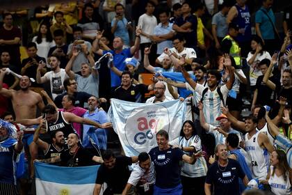 La hinchada argentina, exultante en China.