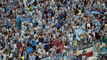 La hinchada argentina se muestra entusiasmada y expectante a menos de una hora del comienzo del partido