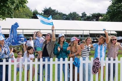 La hinchada celeste y blanca comandada por Mónica Ulloa, mamá de Hilario y Carlos María. La acompañan, entre otras, Sofía Soria, Inés Costamagna, Clara Cassino y Clara Ferraiuelo.
