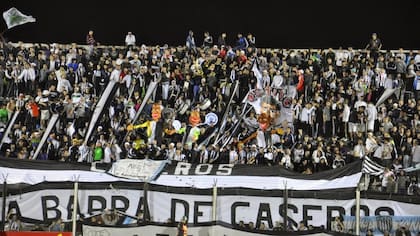 La hinchada de Estudiantes de Caseros sueña con ascender a la Primera División de cara al 2026
