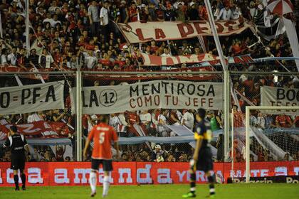 La hinchada de Independiente, con banderas contra La 12