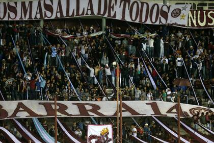 La hinchada de Lanús, protagonista en la agresión que sufrió Lugüercio