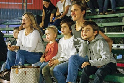 La hinchada de María Laura, muy atenta a cada jugada.