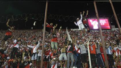 La hinchada de River en la cancha de Lanús