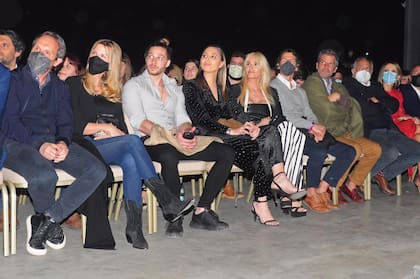 La hinchada de Susana, en primera fila: Carolina Giménez y su marido, Diego Mejuto, Bernarda Cella, Mecha Sarrabayrouse, Federico y Patricio Giménez, Gustavo Yankelevich y Rossella della Giovampaola. 
