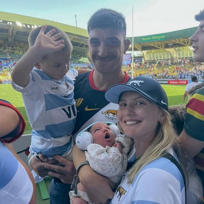 La hinchada fiel de Tomás Lavanini: su esposa, Delfina Frontini en el Mundial junto a sus dos hijos, Vicente y Greta de dos meses