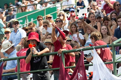 La hinchada joven de La Zeka Kazak lo dio todo: llevaron remeras, caps, banderas y pilusos del team y alentaron con gran entusiasmo