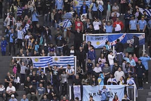 Hinchas argentinos y uruguayos se unieron para hostigar a los chicos ingleses en el Mundial Sub 20