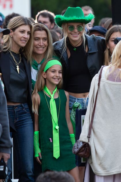 La hinchada verde: Mechi Venancio y su hija Olivia Mac Donough, Camila Cambiaso y Chule von Wernich. 