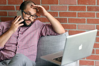 La hiperconexión es un factor agravante de estos tiempos que incide en el cansancio mental y la angustia expectante