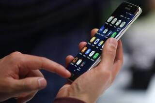 Pegados al celular: el 51% de la gente lo revisa al despertarse