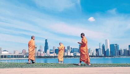 La hiperconexión no tiene fronteras: tres monjes budistas aprovechan un alto para usar el smartphone