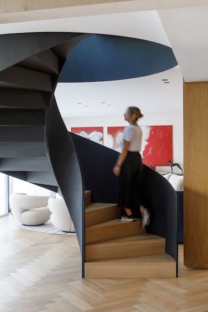 La hipnótica escalera de chapa negra con peldaños en roble (Patagonia Flooring) fue diseñada en colaboración con Juan Trivelloni.