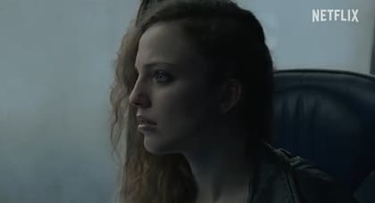 La historia comienza con un violento accidente en un autobus (Captura: Netflix)