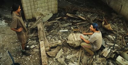 La historia comienza cuando dos amigos hallan una máquina de radioterapia abandonada, sin saber que contenía cesio-137