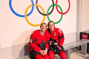 La historia de amor de la mejor jugadora de hockey sobre hielo y su compañera de equipo que revoluciona las redes