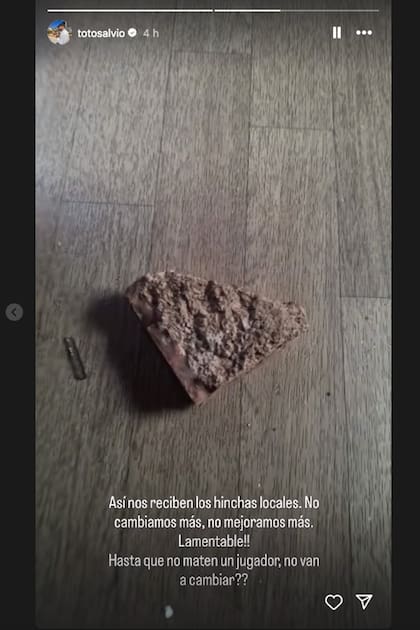 La historia de Eduardo Salvio, donde se ve la enorme piedra que rompió el vidrio del micro de Lanús