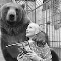El oso que fue adoptado por una pareja, desayunaba en familia y hasta debutó en la televisión