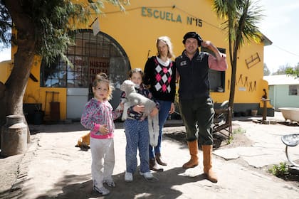 Cristián Kurtz, Carina Laglyze y sus hijas Berenice y Candelaria