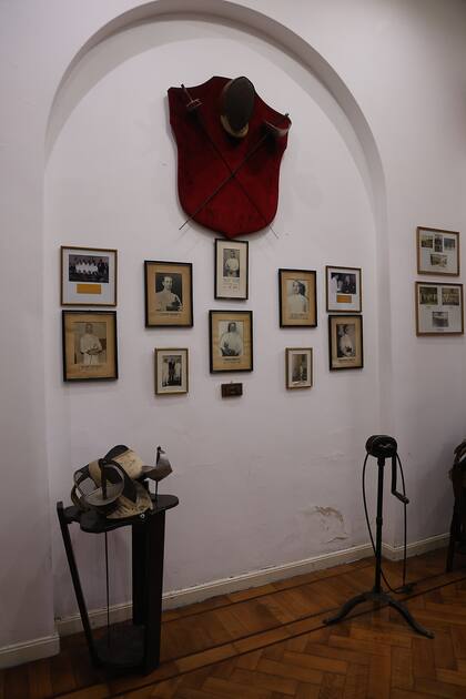 La historia de la Policía incluye épocas de esgrima