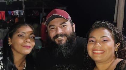 La historia de las hermanas que comparten esposo y presumen su amor en las redes sociales: así crían a sus cuatro hijos