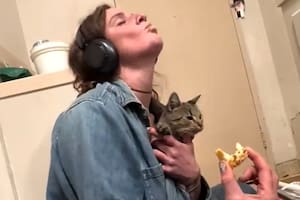 Fue a comprar una pizza y volvió con un nuevo compañero de vida