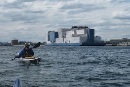 La historia de The Boat, la mayor cárcel flotante del mundo