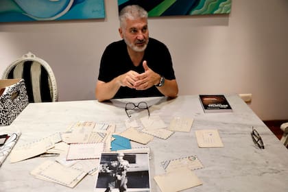 El excombatiente Marcelo Lapajufker guardó, como un tesoro, las cartas que le enviaron a Malvinas. "Me salvaron", dice.