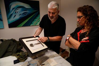 Marcelo enmarcó la cuchara con la que comía en Malvinas; la conserva en el living de su casa. "No necesitábamos ni cuchillo ni tenedor; no había qué cortar", dice.