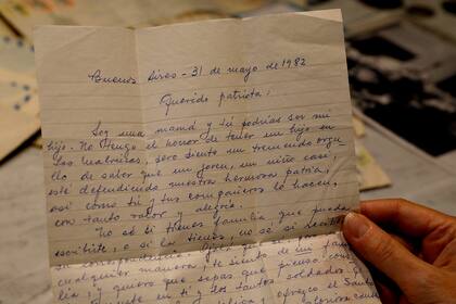 Esta es una de las 187 cartas que Marcelo conserva intacta de Malvinas. Las guardaba en una bolsa de nylon en su pantalón de combate.