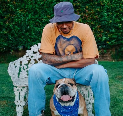 La historia de vida de Roscoe, el perro que acompaña a Lewis Hamilton