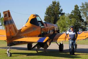 Aeroaplicadores. Su esposa prepara el avión y la dosis y él vuela