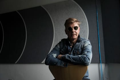 La historia del nombre del grupo es la de un grafiti rosarino escrito sobre una persiana por un grupo de trabajadores despedidos de una empresa: “Vilma Palma e Hijos Vampiros de los Obreros”. Con el tiempo y el desgaste solo se leía una parte de esa leyenda en aerosol. Vilma Palma…e Vampiros