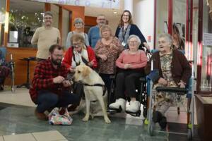 La historia del perro que cambió para siempre la vida de una residencia de ancianos (Foto/Le Bois Joli/Facebook)