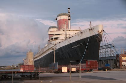 La historia del SS United States, el transatlántico que ahora será un arrecife artificial
