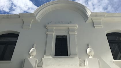 En el frente tallado Segundo Hogar José Devoto, hogar que funcionó hasta 2010