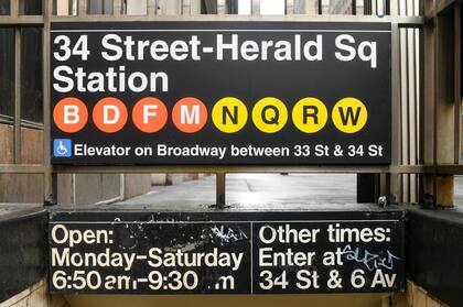 Un oficial la encontró el miércoles mientras traía a una pequeña al mundo dentro de una formación en Midwton Manhattan