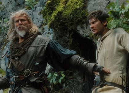 La historia gira en torno al Maestro Gregory, quien se propone enseñar en tiempo récord a su joven aprendiz Tom Ward a luchar contra la magia negra