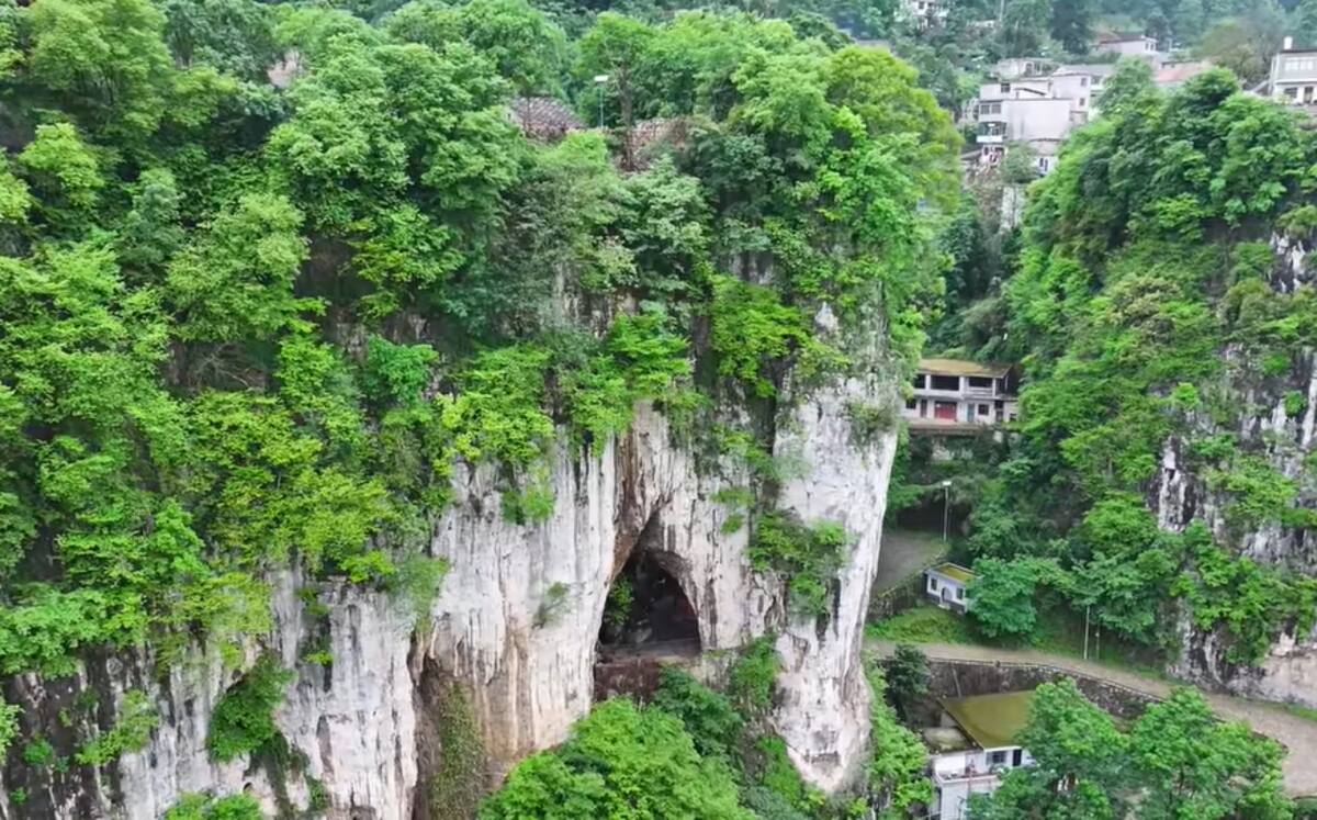 A incrível vida de um homem que viveu sozinho numa caverna durante 50 anos. “O lugar é perfeito.” A incrível vida de um homem que viveu sozinho numa caverna durante 50 anos. “O lugar é perfeito.”