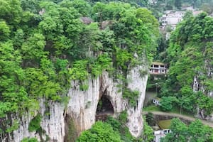 La increíble vida del hombre que vive solo en una cueva desde hace 50 años: “La ubicación es perfecta”